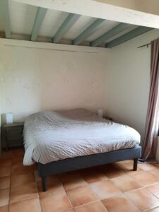 Chambre principale du Gîte Tourmaline avec lit double 160x200, ambiance chaleureuse"