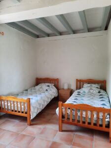 Chambre enfants du Gîte Tourmaline avec deux lits simples, idéale pour un séjour