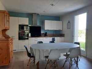 Cuisine entièrement équipée du Gîte Héliodore, parfaite pour vos repas en famille