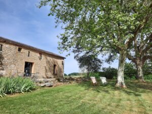 "Façade du Gîte Tourmaline avec terrasse privative au Domaine de la Borie Blanche à Pomport