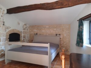 Chambre avec lit double du Studio Selenite