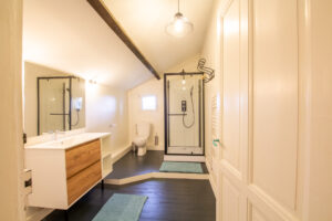 Salle de bain spacieuse et lumineuse du Gîte Héliodore, Domaine de la Borie Blanche à Pomport