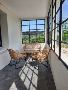 Terrasse du Gîte Héliodore avec mobilier de jardin et vue sur le parc, Périgord